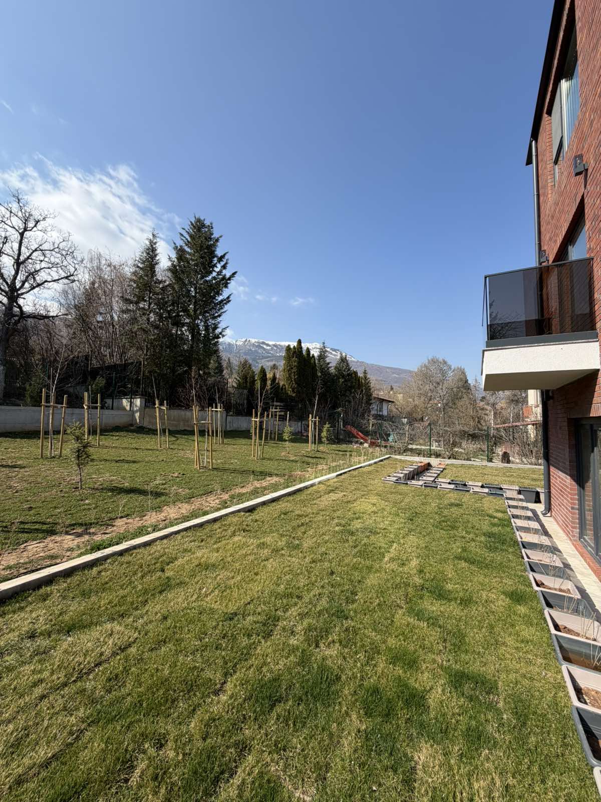 HOUSE-LIKE LIVING: Exclusive 2-bedroom apartment with 380 sq.m garden & 120 sq.m terrace