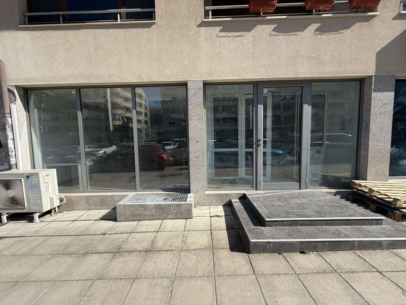 PREMIUM RETAIL SPACE WITH SHOP WINDOW – NEAR METRO IN MLADOST 1